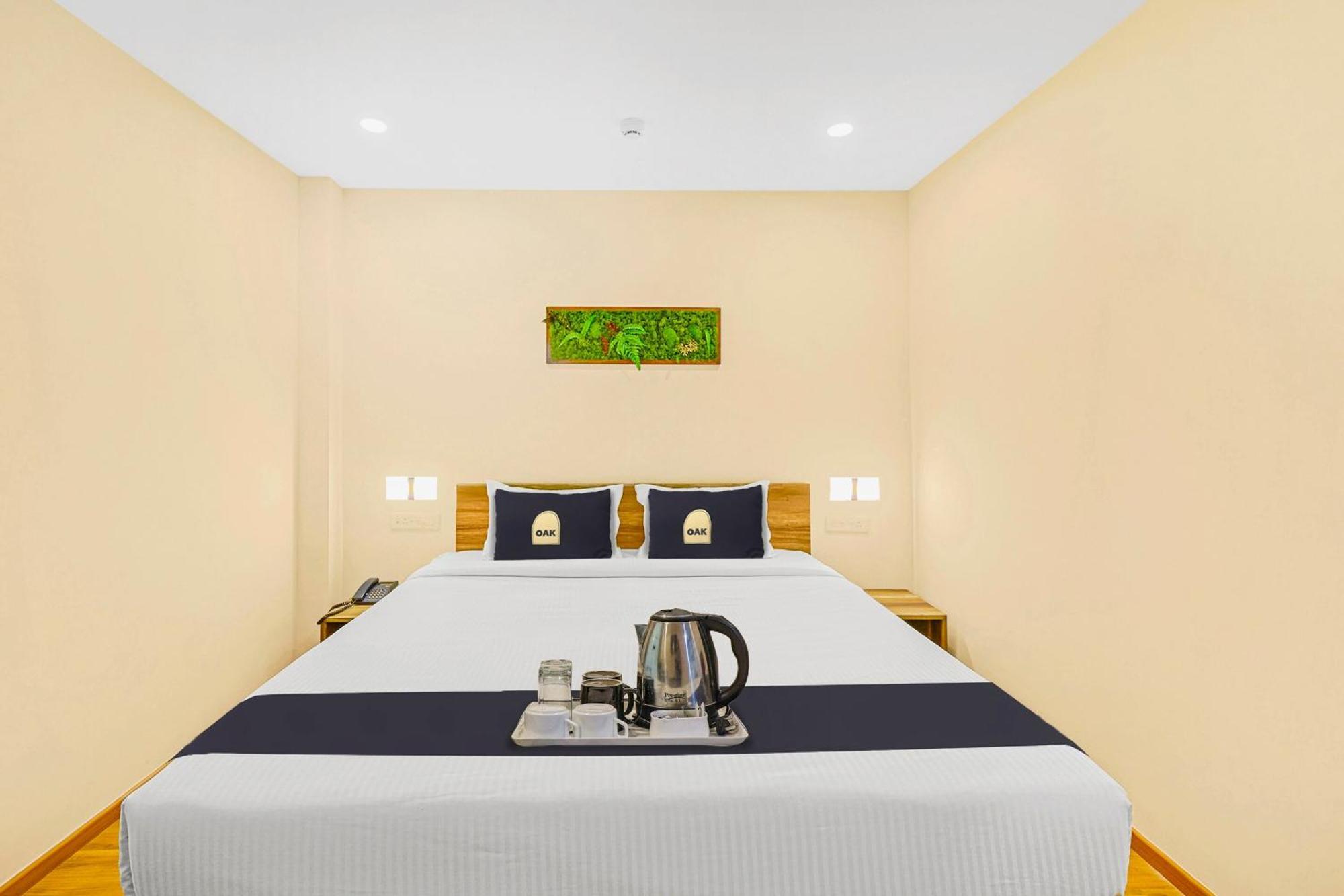Super Townhouse Oak Hillside Aqua Hotel Khandagiri Buitenkant foto